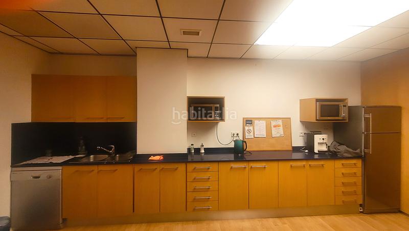 Foto 7ec1f8ff-b7c2-4afb-aeca-79b7bb2ae0f4. Oficina amb calefacció aparcament a Montigalà Badalona