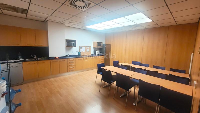 Foto c3886de9-d740-4a3b-8a69-e17c9be508ae. Oficina amb calefacció aparcament a Montigalà Badalona