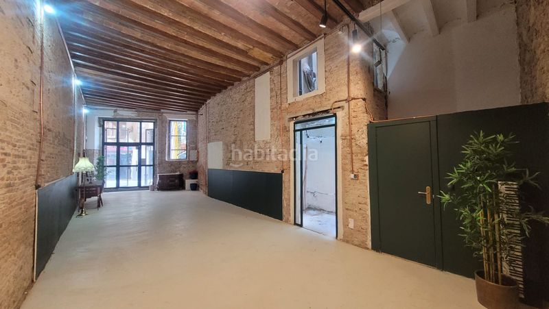 Foto 540c10e5-eeb7-4c24-80ad-e1ce5f0c4212. Local comercial a Raval Barcelona
