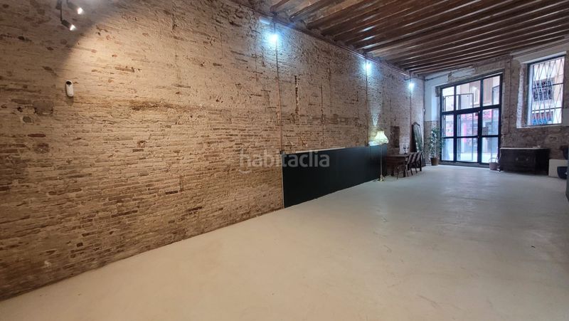 Foto 9276bd3e-bf02-414b-a742-2221a6f5e0e3. Local comercial a Raval Barcelona