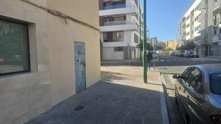 Local commercial en Linde 1. Local comercial a la calle en venta en ctra. carmona.