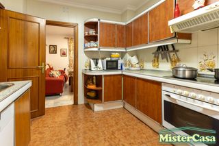 Casa a Torresoto - Agrimensor. Gran casa en zona sur, 7dormitorios, 2 baños, garaje para 3 vehí
