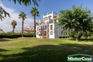 Appartamento in Zahara Pueblo. Exclusivo piso frente a la playa con terraza y vistas al mar en