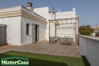 tico en Lealas 49 51. Atico-duplex en zona centro con terraza + garaje