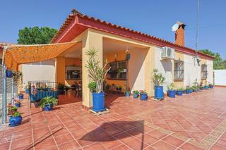Xalet en Coria del Ro. Se vende chalet parcela 1.700 m2 159 m2 de vivienda con garaje