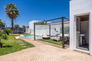 Casa  Calle pozo nuevo. Se vende casa 225 m2 4 habitaciones, 3 baños, un aseo, dos salon