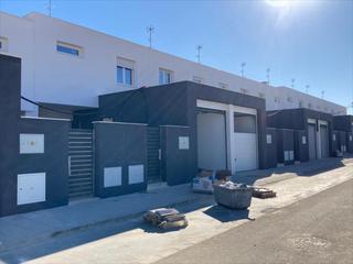 Casa adosada en Oromana. Vivienda  adosada de dos plantas con amplio garaje cerrado y dos