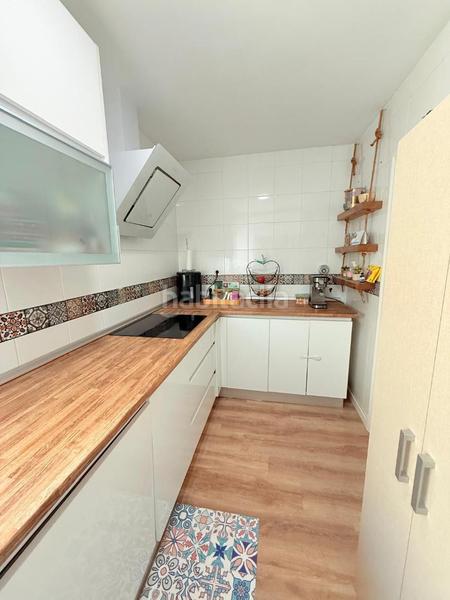 Foto 5e5a9a40-1eed-4fe7-b2c9-07e4b8e1e483. Piso reformado piso para entrar a vivir. el inmueble consta de amplio salóncomedor, cocina amueblada, 3 dormitorios, baño principal, a en Alcalá de Guadaira