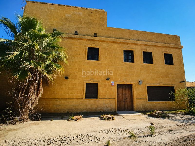 Foto e11ccb8d-da30-45e0-9e40-9b5328b04b70. Edifici a La Paz Alcalá de Guadaira