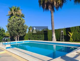Casa en Los Molinos. Chalet independiente en una sola planta con piscina