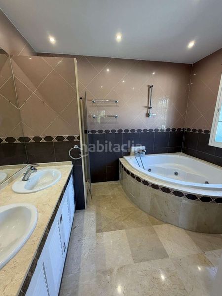 Foto 3d11dbb5-cd3f-44d4-ab6a-7dfe996aa0c7. Xalet amb aparcament piscina a Las Brisas Marbella