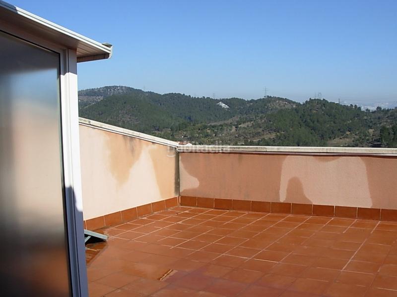 Foto 56d3ca2f-fe07-4803-9d19-44586532cc63. Casa formidable casa de 4 dormitorios , buhardilla , 2 superbalcones, terraza, jardín y mucho más en Sant Climent de Llobregat