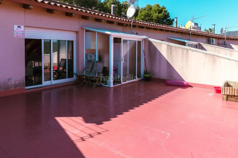 Foto add3f51e-a482-4cfb-93d8-01e134d39fbd. Casa formidable casa de 4 dormitorios , buhardilla , 2 superbalcones, terraza, jardín y mucho más en Sant Climent de Llobregat
