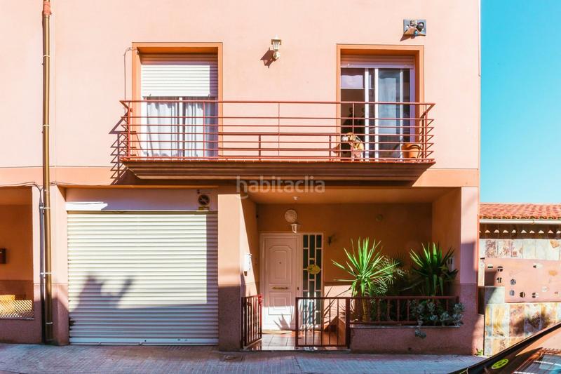 Foto c442a61f-6175-4a62-98be-08f12bf11b75. Casa formidable casa de 4 dormitorios , buhardilla , 2 superbalcones, terraza, jardín y mucho más en Sant Climent de Llobregat