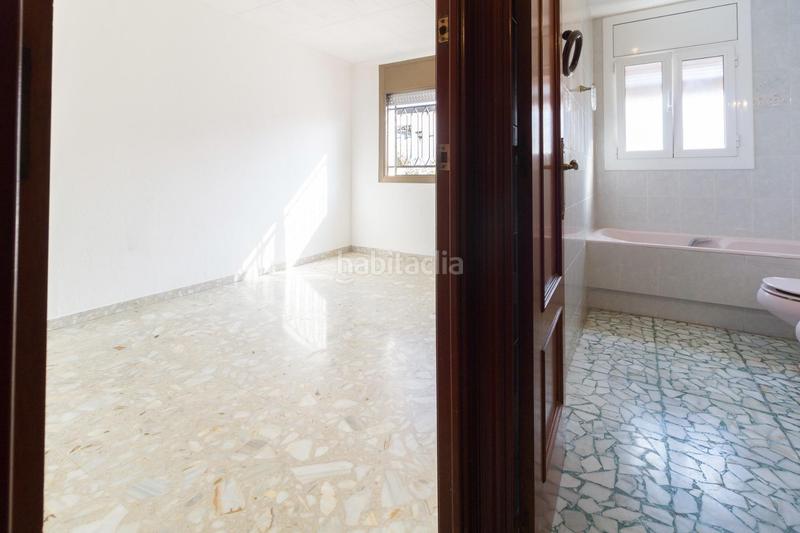 Foto 3e979318-b0c9-4e10-a35b-4cd863f7728a. Casa amb aparcament a Torrent Ballester Viladecans