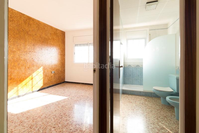 Foto a952f029-3316-46a0-ab89-b41af318f52b. Casa amb aparcament a Torrent Ballester Viladecans