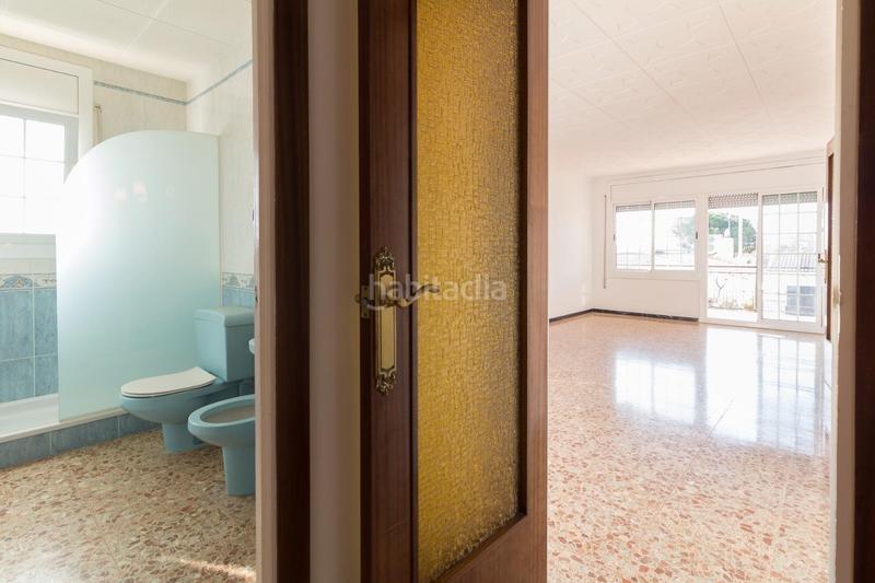 Foto c66cc852-7449-4d35-af46-e4c841af0307. Casa amb aparcament a Torrent Ballester Viladecans