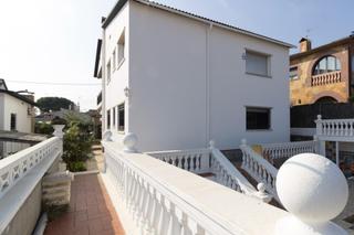 Maison  Central de l'alba-rosa. Tu gran familia necesita esta casa. distribuida en 2 viviendas y