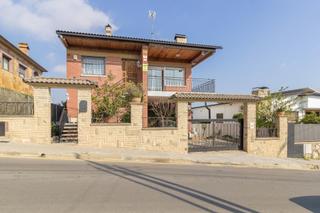 House in Torrent Ballester. Tu gran familia necesita esta casa. distribuida en 2 viviendas y