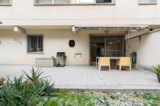 Planta baja  Prat. Planta baja 80 m2. con terraza a nivel 75 m2. 2 dormitorios, par