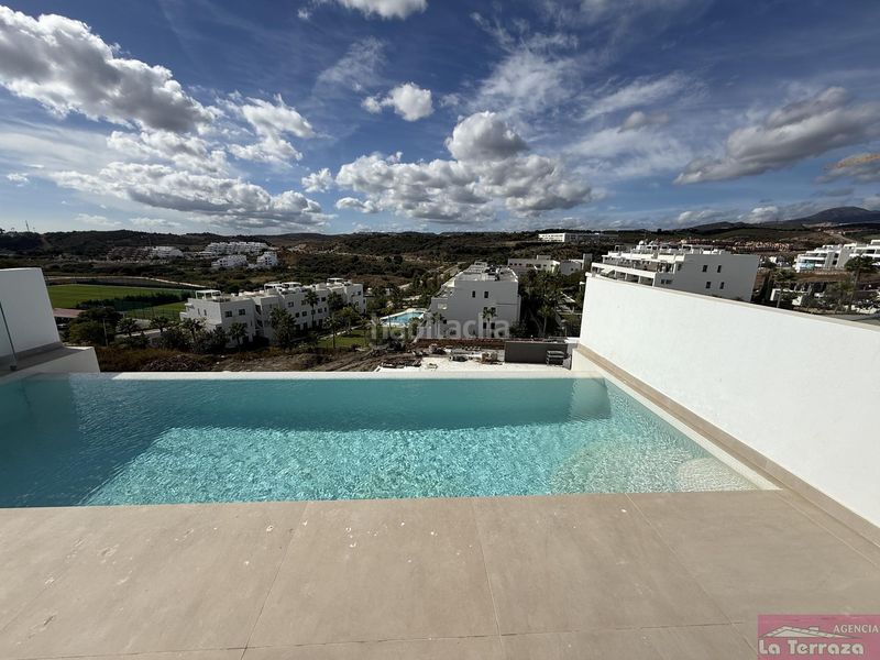 Foto 915999cf-81bd-49da-a3de-b13c5064ea64. Àtic amb aparcament piscina a Bahía Dorada Estepona