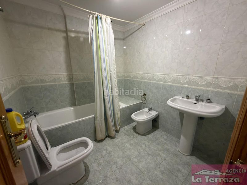 Foto b472561a-5d0c-4a94-a73e-9c151fcf74f3. Casa amb aparcament a Zona Calvario Estepona