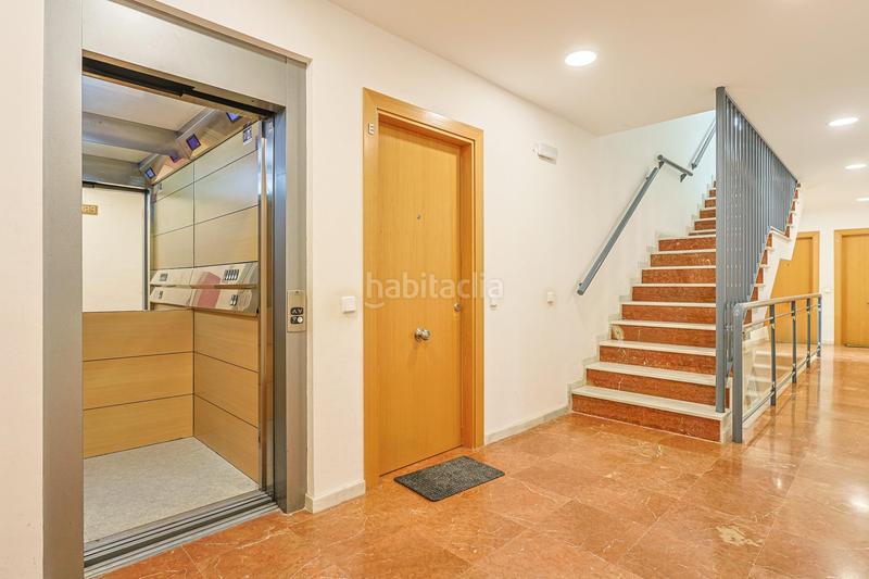 Foto b5fee43c-4fc6-40da-80c2-9d3572fe7dba. Piso en avenida de los países bajos 4 vivienda ideal con amplia terraza ,dos trateros y plaza garaje en Rinconada (La)