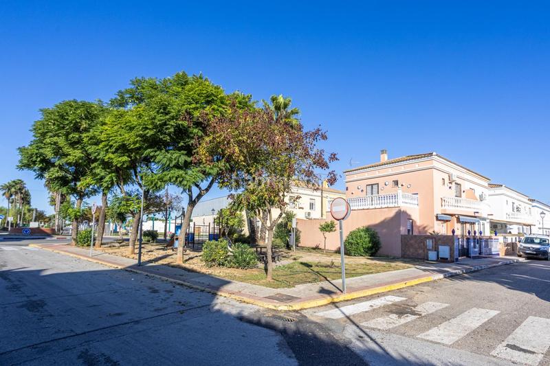 Foto c11dd494-baf2-4b25-bc57-b76d0f934d7b. Casa tu nuevo hogar espacio, luz y un espectacular patio que te enamorará en Espartinas