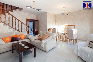 Casa adossada  Calle rafael peralta. Estupendo adosado, con club social. con 3 habitaciones + 3 baos