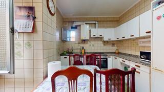 Pis a Zabala. La casa agency vende en exclusiva esta amplia vivienda situada a