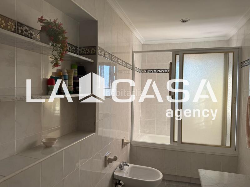 Foto c0f35811-c926-418d-9ff1-e924f0d2d324. Casa aparellada amb aparcament a cerros de Montequinto Montequinto