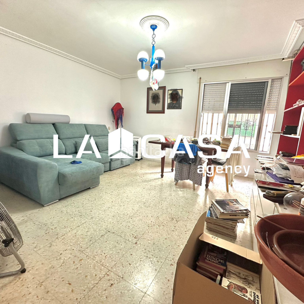 Foto 0f65ca70-fbcc-49a7-85e4-e60606d49116. Appartamento con parcheggio in San Julián Sevilla