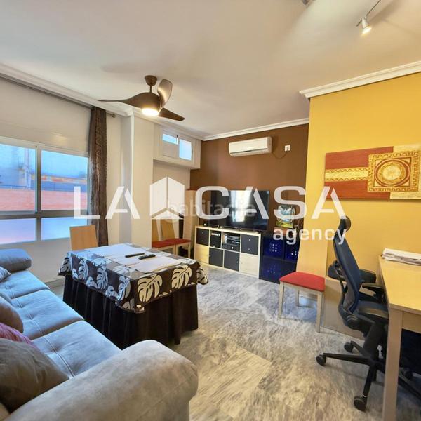 Foto 4260e6c2-99e4-415b-9d1e-7f8992fa1bd3. Dachwohnung in colores - entreparques Sevilla