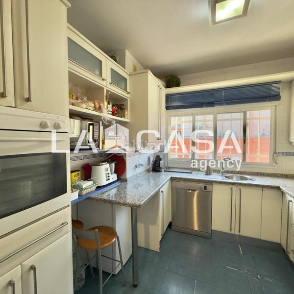 Foto 88cfc99d-2f2c-48d1-8625-bacb94a91892. Dachwohnung in colores - entreparques Sevilla