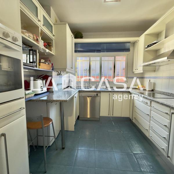 Foto b3f35eef-d4a6-432c-8846-939e59d1a143. Dachwohnung in colores - entreparques Sevilla