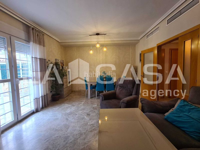 Foto c5ea741a-d3ea-4c2e-9e32-0b8a168a2d03. Casa adossada a Olivar de Quintos Montequinto