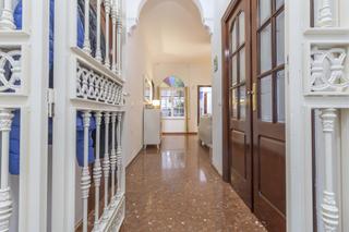 Casa adossada a Alcalá del Río. Casa de dos plantas y garaje a la venta en alcalá del rio
