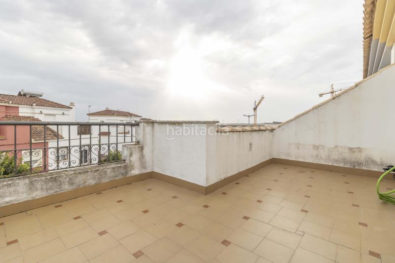 Foto 0d265394-3d9b-4800-b64b-e51de49e6d9b. Casa pareada  de 3 plantas a la venta en Bormujos