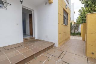 Casa bifamiliare in Zona Universitaria. Casa pareada de 3 plantas a la venta en bormujos