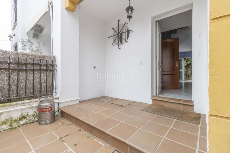 Foto a4fa2566-ab75-41ef-8f85-395cfcaa861a. Casa pareada  de 3 plantas a la venta en Bormujos