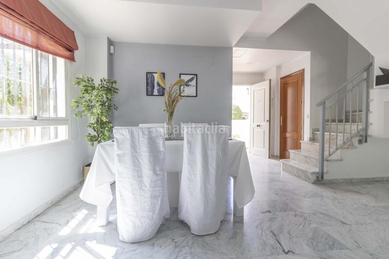 Foto abf96fda-d9bc-47bb-a31a-badfdfb60ad4. Casa pareada  de 3 plantas a la venta en Bormujos