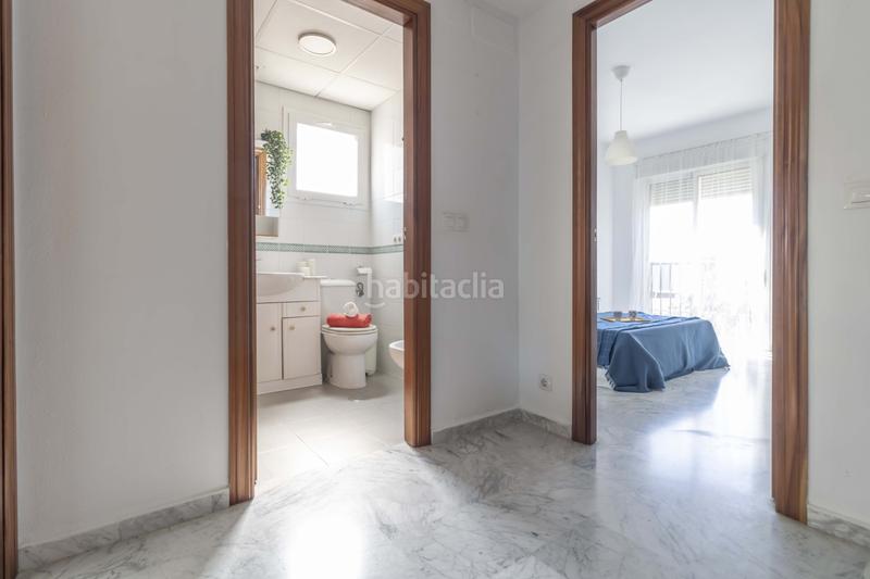 Foto b9c4e7e6-44e1-4af6-a8b8-7eab801d3fd6. Casa pareada  de 3 plantas a la venta en Bormujos