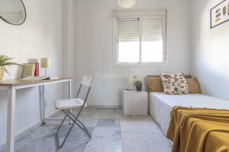 Foto cd8bb0af-d38a-437c-b1ff-994d412b1531. Casa pareada  de 3 plantas a la venta en Bormujos