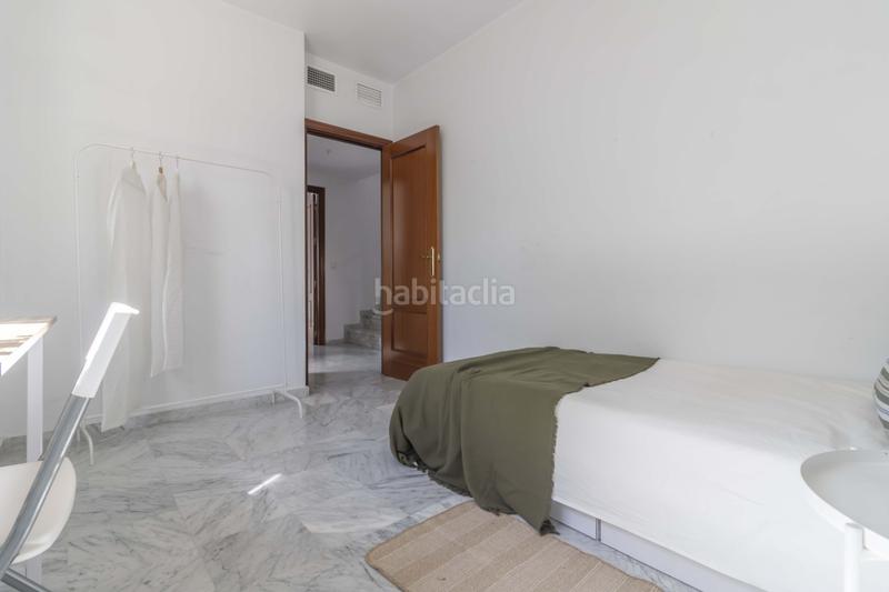 Foto e2633cfd-def0-41fa-a060-3bb87fd2800d. Casa pareada  de 3 plantas a la venta en Bormujos