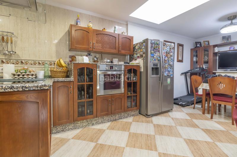 Foto eb3758b9-78d0-4cd7-8193-4bc4fa55abce. Casa adossada amb calefacció aparcament piscina a Sevilla