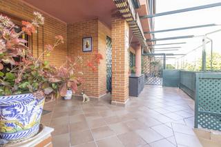 Maison jumelée à Urbadiez - Entrepuentes. Casa adosada de 3 plantas  sótano y garaje a la venta en sevilla
