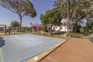 Maison à Algaba (La). Casa independiente con piscina y garaje en terreno rústico a la