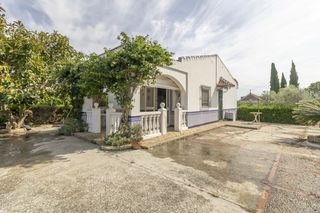 Haus in Carmona. Parcela de terreno urbano con chalet independiente con piscina p
