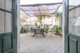 Casa adossada a Almonte. Casa de dos plantas con garaje y patio a la venta en almonte