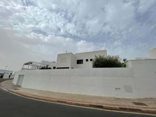 Casa a Olivar de Quintos. Vivienda de diseño con piscina y garaje a la venta en montequint